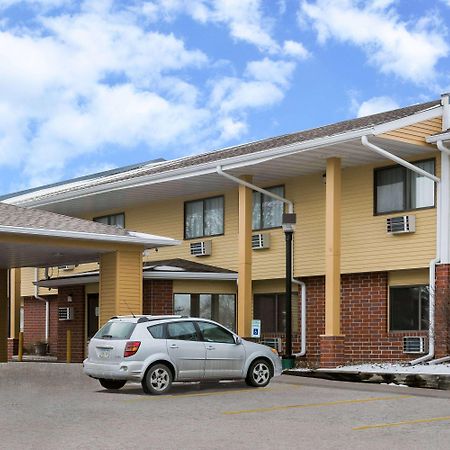 Super 8 by Wyndham Urbandale/Des Moines Area Motel Bagian luar foto
