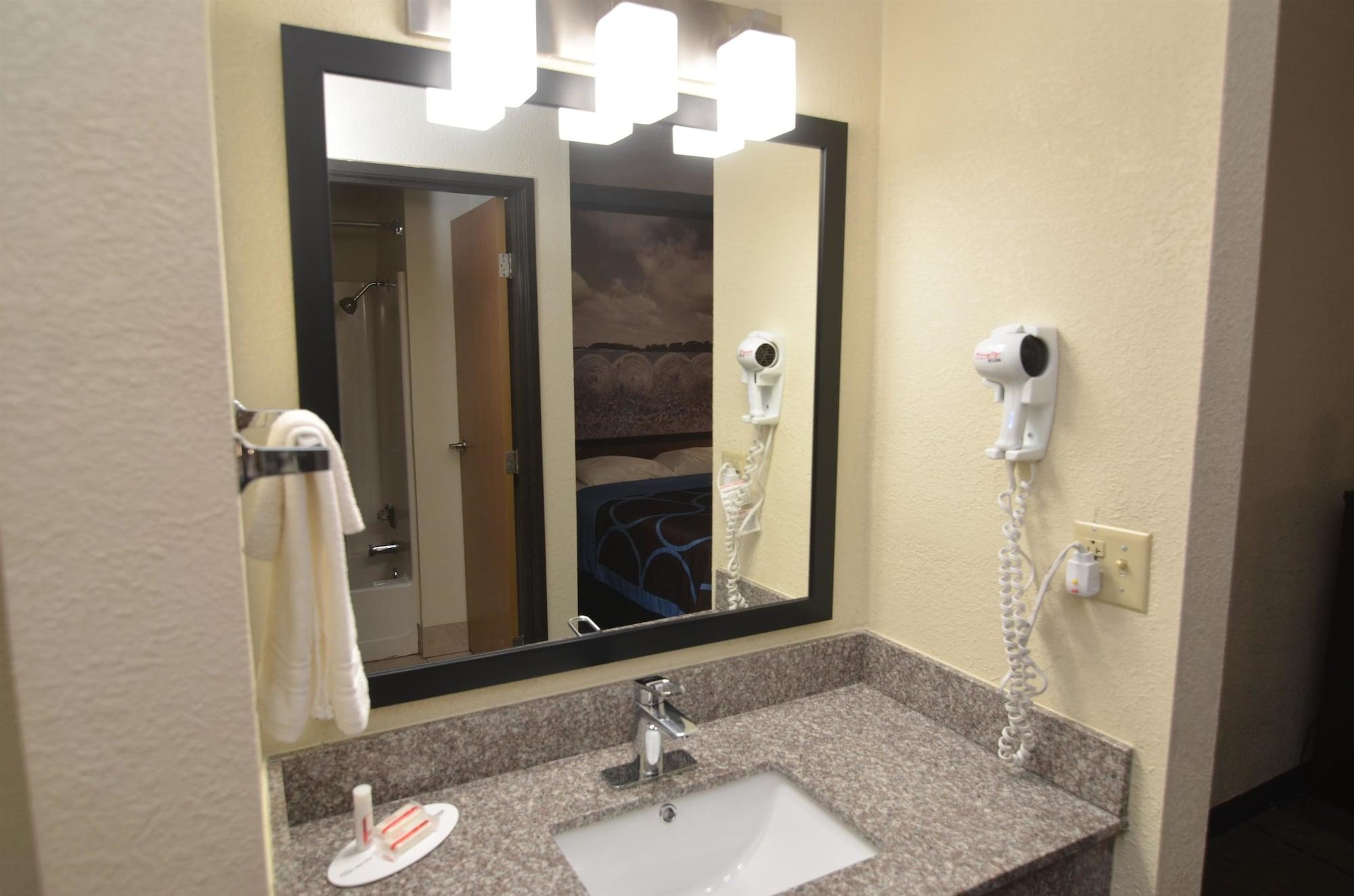 Super 8 by Wyndham Urbandale/Des Moines Area Motel Bagian luar foto