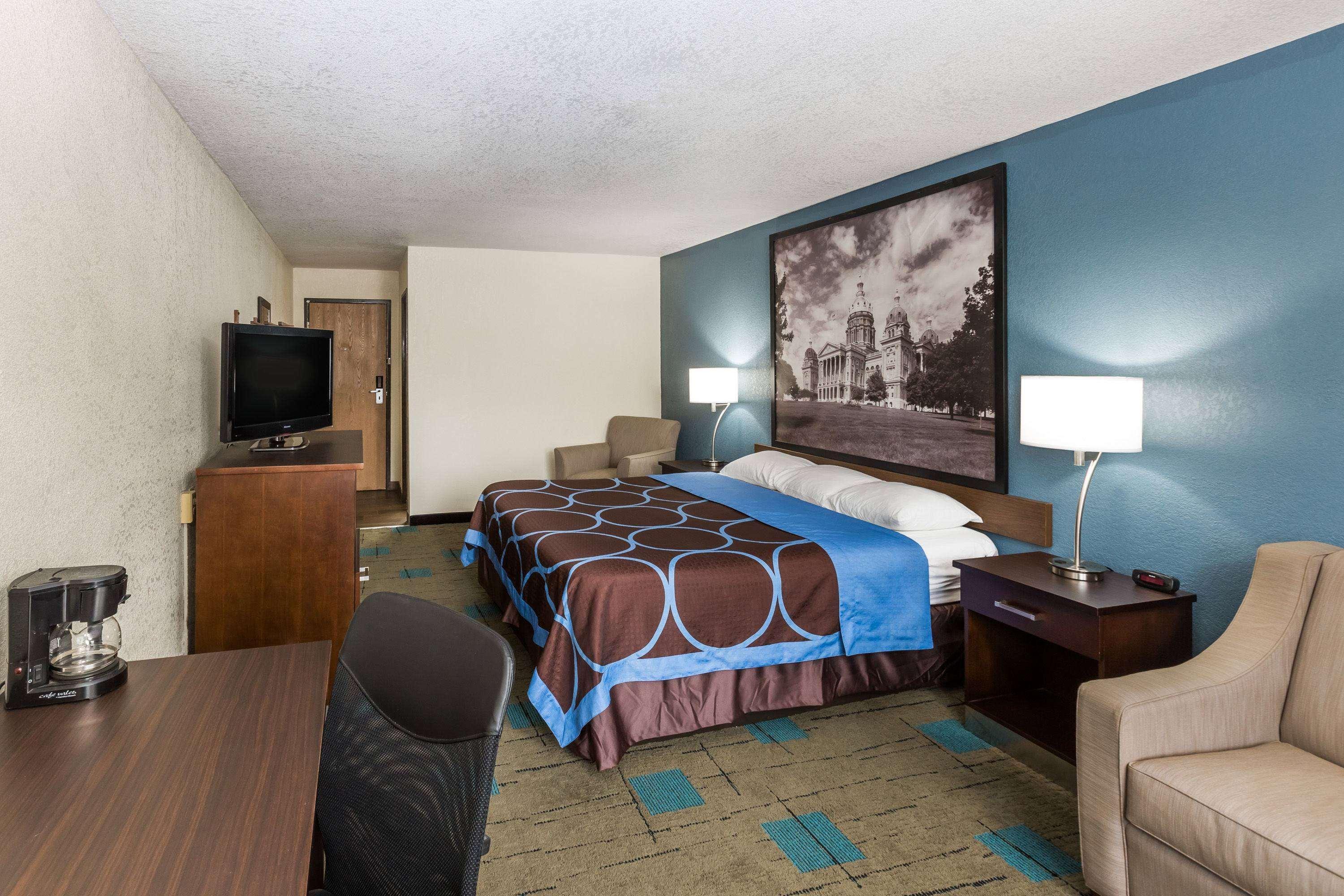 Super 8 by Wyndham Urbandale/Des Moines Area Motel Bagian luar foto