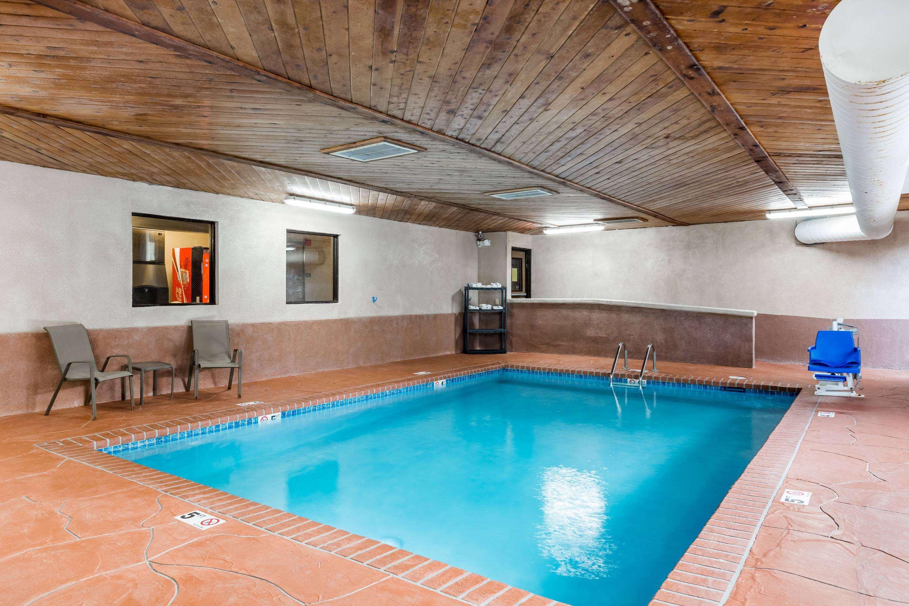 Super 8 by Wyndham Urbandale/Des Moines Area Motel Bagian luar foto