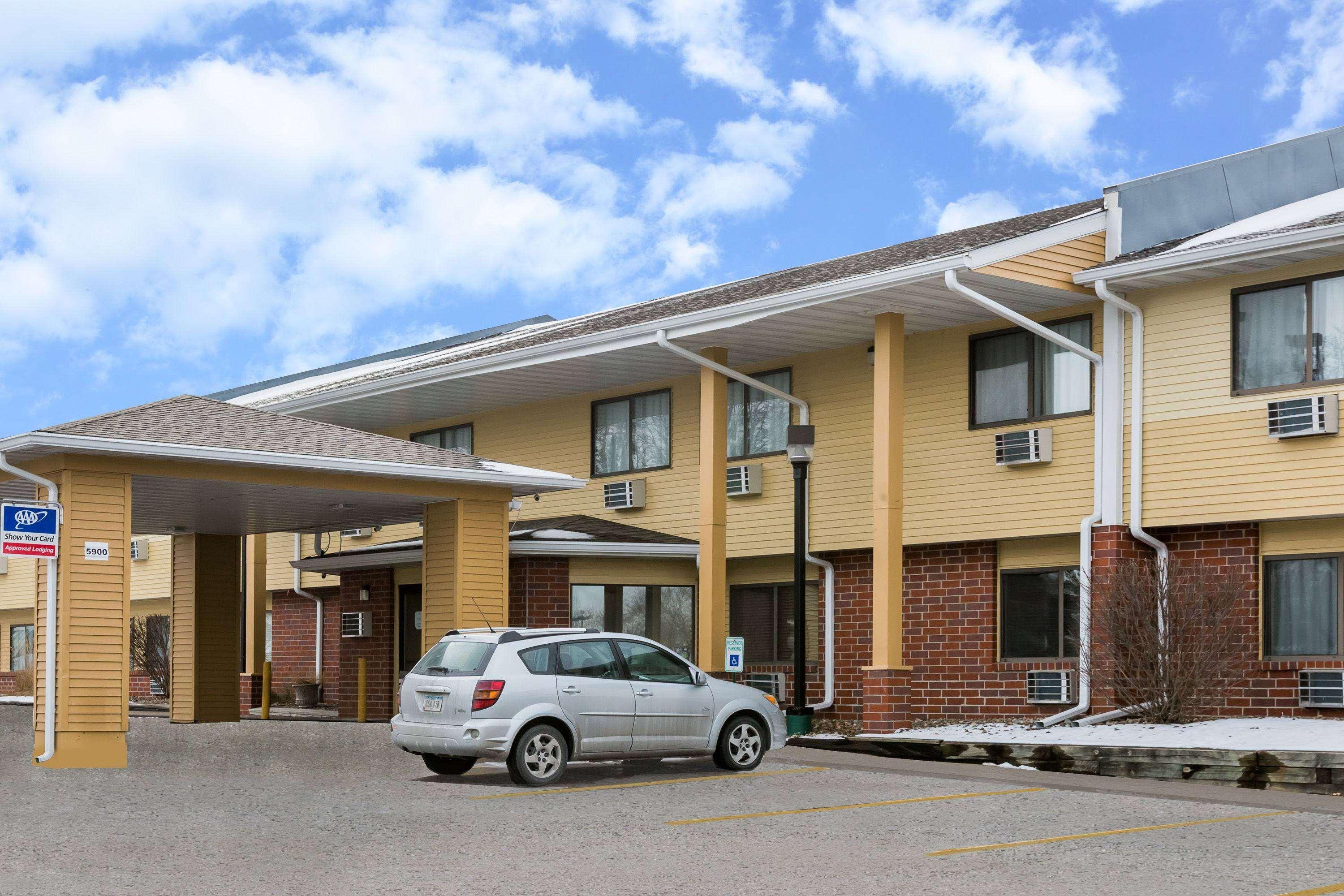 Super 8 by Wyndham Urbandale/Des Moines Area Motel Bagian luar foto