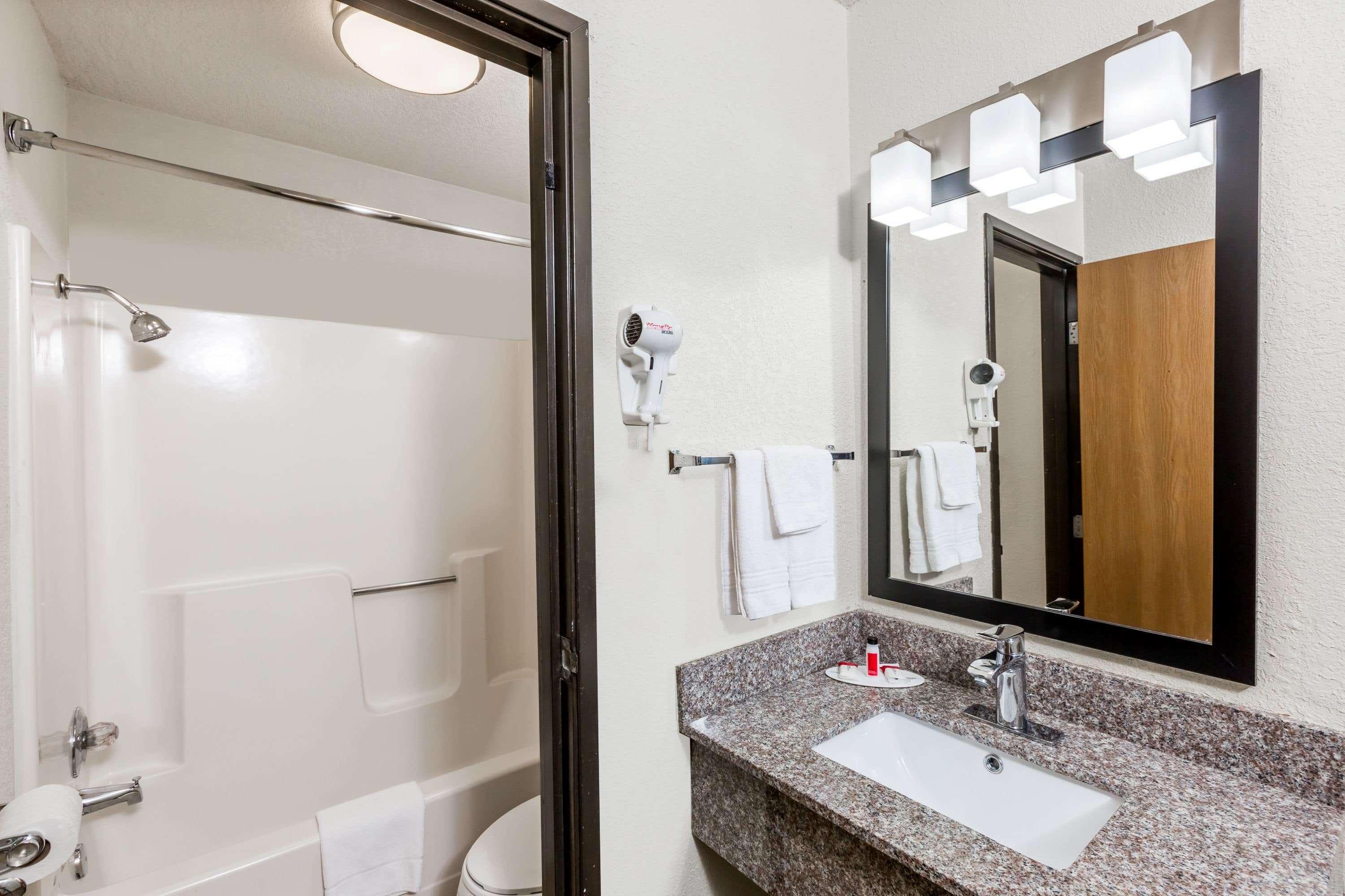 Super 8 by Wyndham Urbandale/Des Moines Area Motel Bagian luar foto