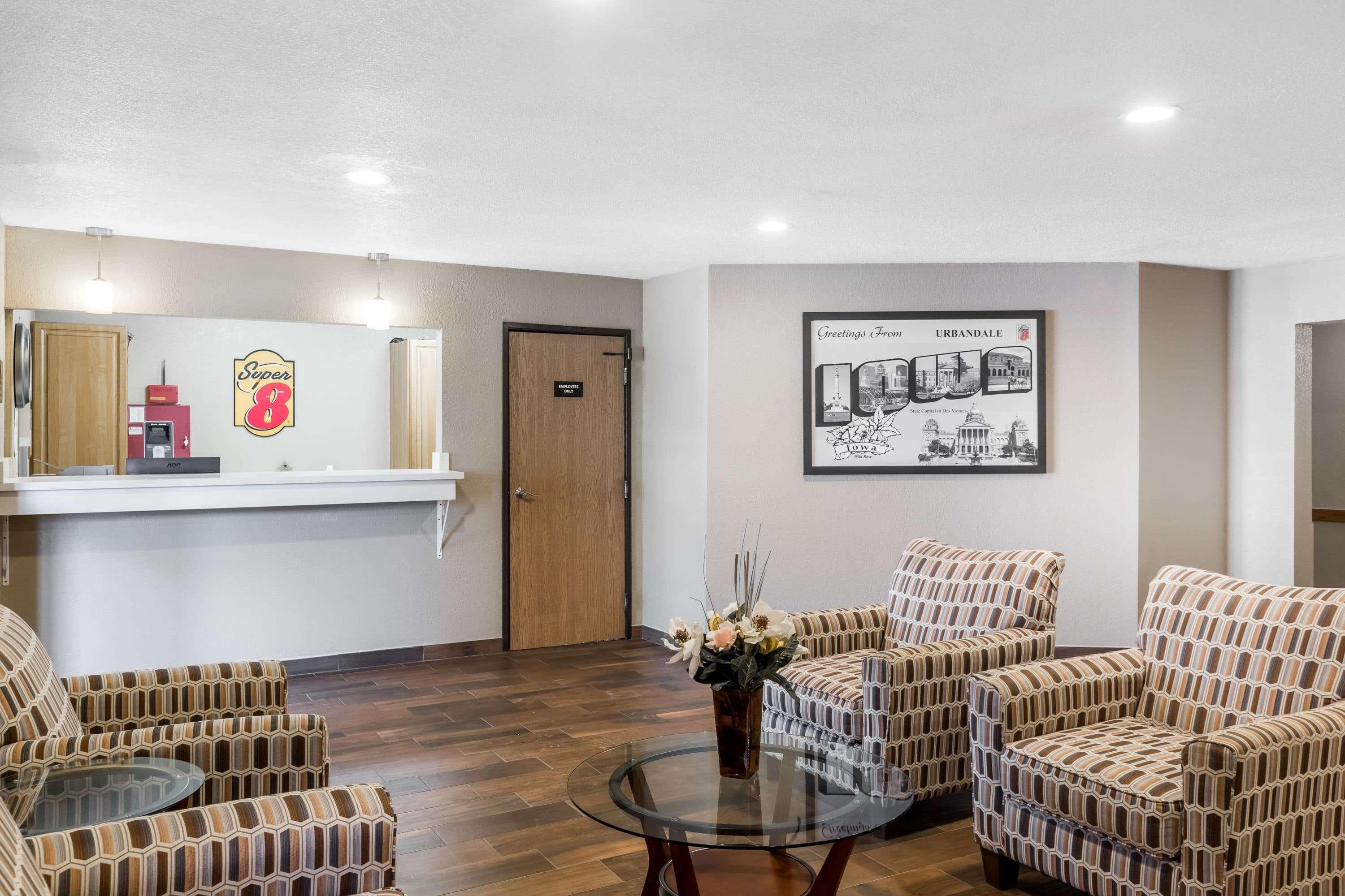 Super 8 by Wyndham Urbandale/Des Moines Area Motel Bagian luar foto