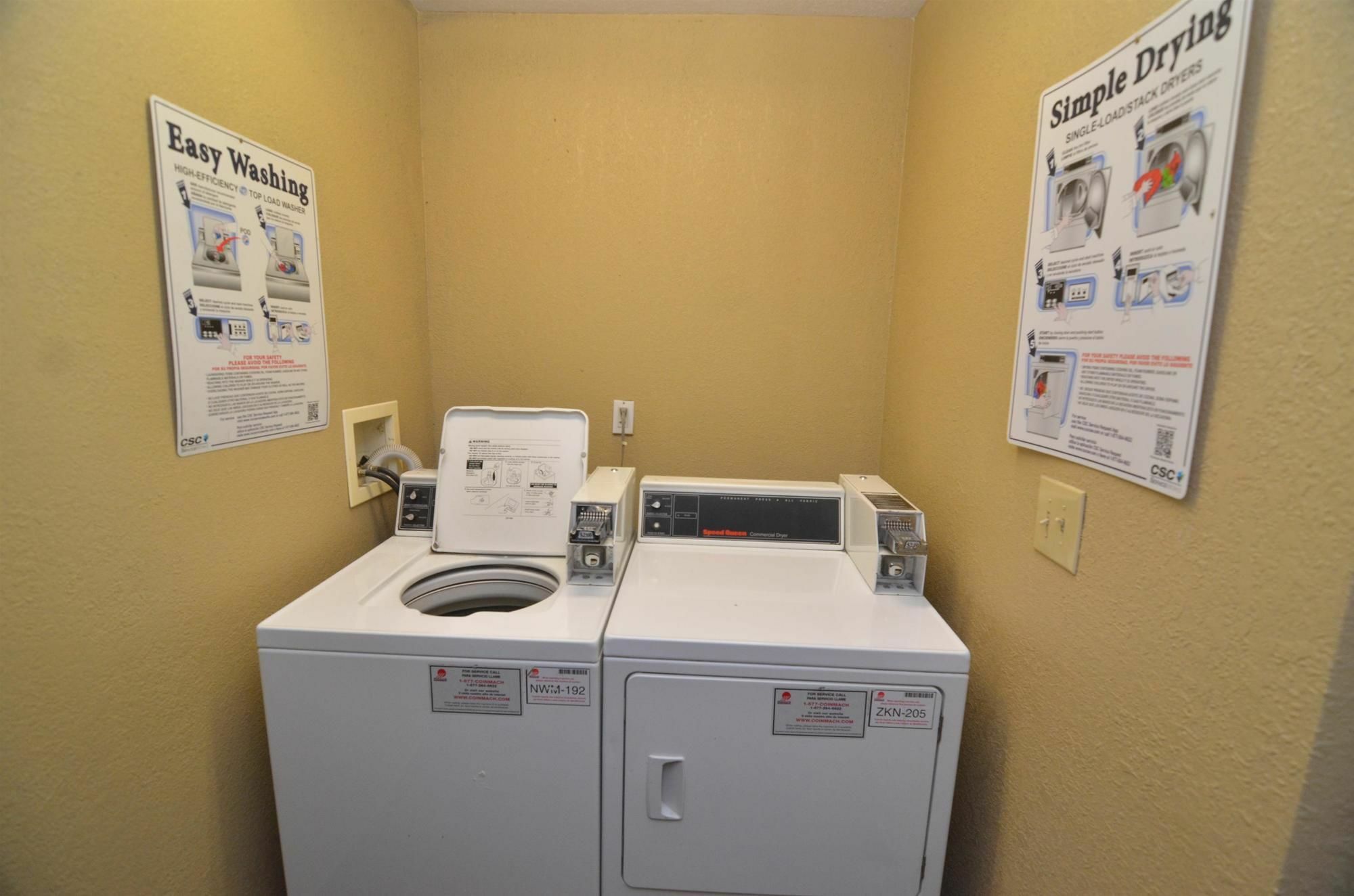 Super 8 by Wyndham Urbandale/Des Moines Area Motel Bagian luar foto